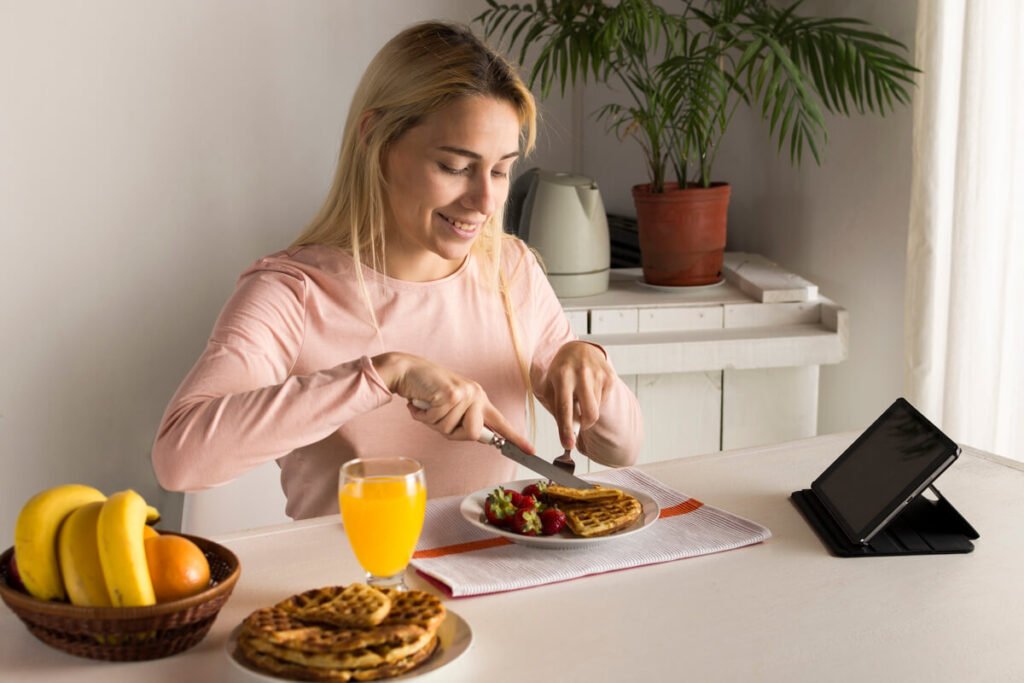 Reprendre du poids après une DPC : solutions nutritionnelles et prise en charge 2 Assiette équilibrée et collations fractionnées riches en protéines pour convalescent.