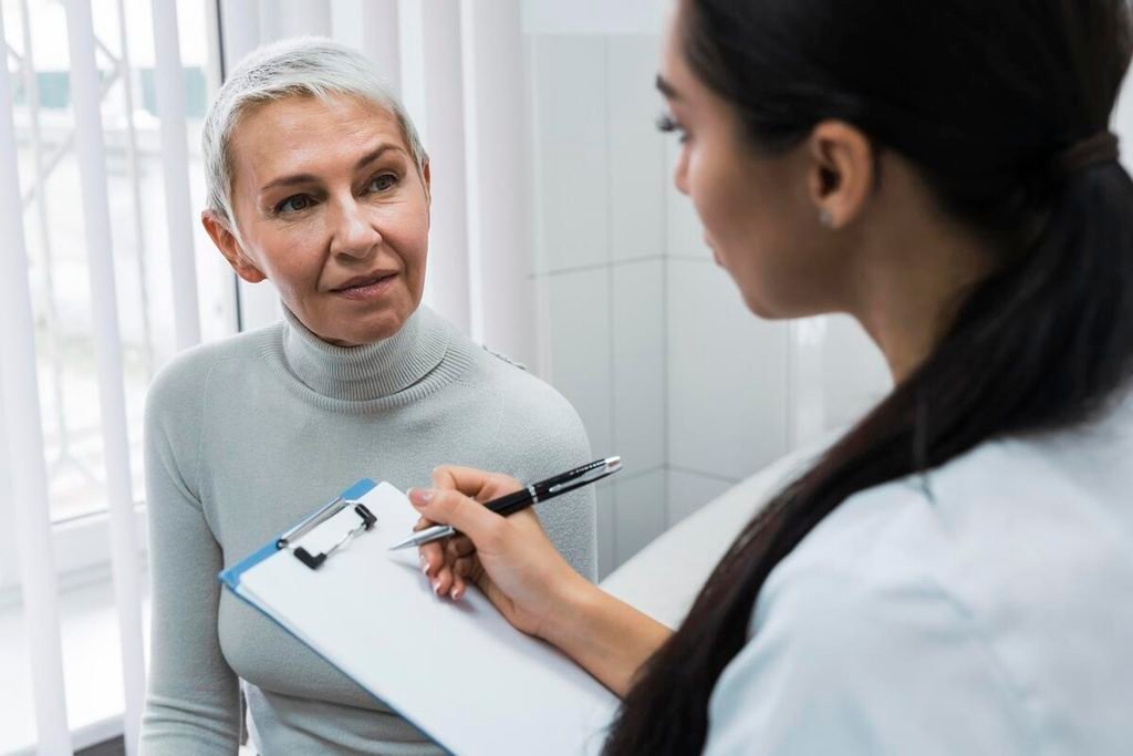 Praticien consultant le dossier de suivi d'un patient atteint d'une inflammation chronique de la peau.