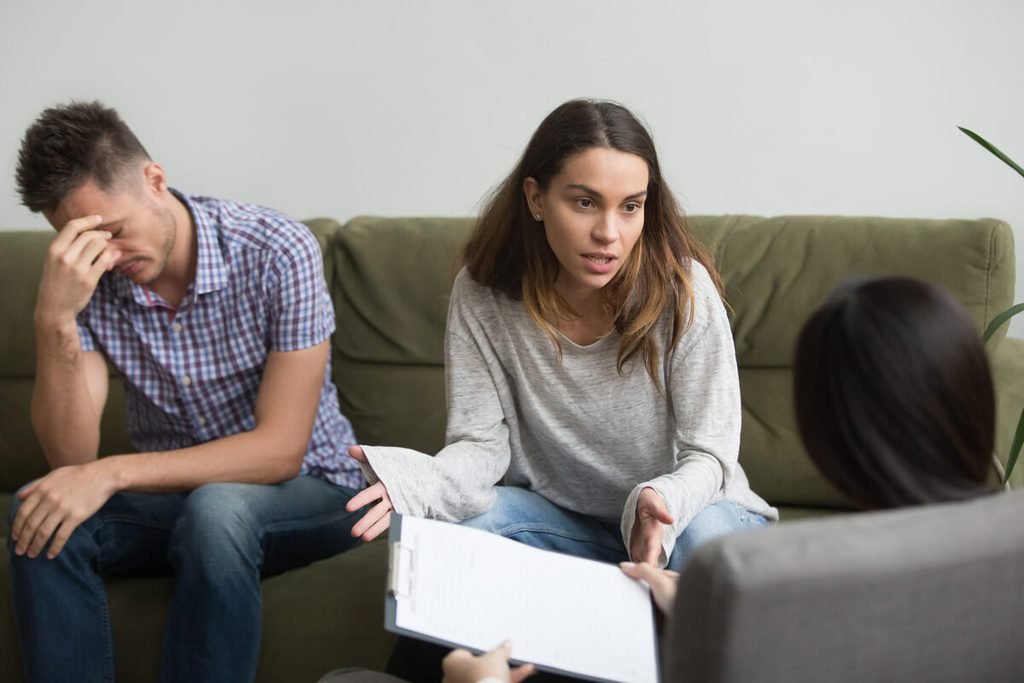 Dépression et remise en question du couple : comprendre pourquoi 4 Séance d'échange chez un thérapeute de couple pour surmonter une crise liée à la dépression.