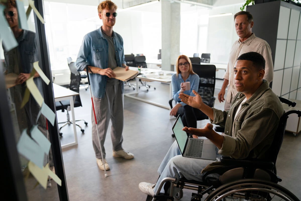 Travailleur en situation de handicap en atelier de conditionnement au sein d'un ESAT.